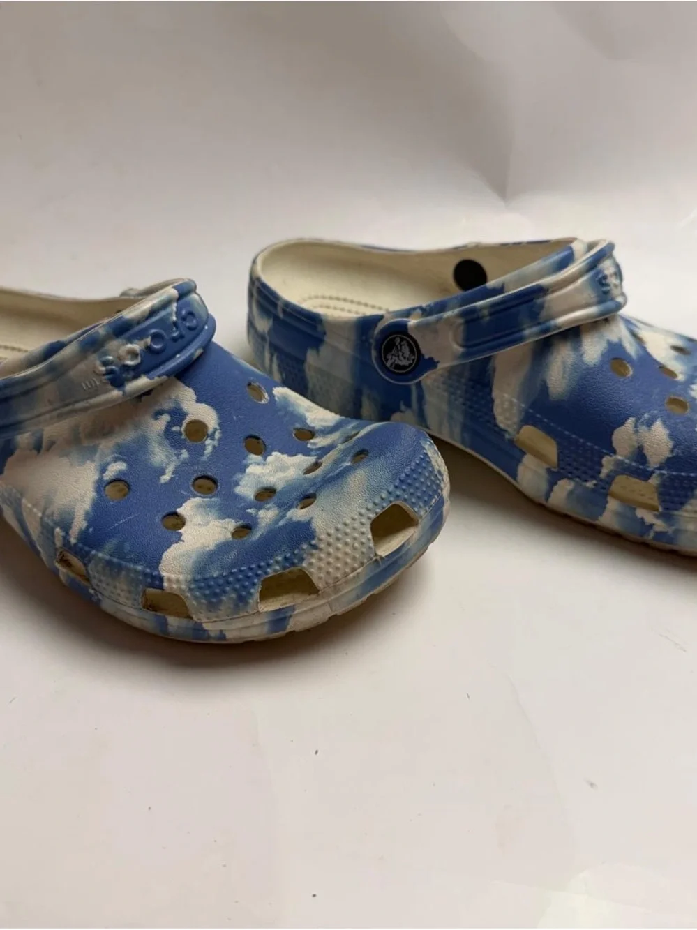 CROCS Kids Tie-Dye Cloud Print Clog in Blue and White